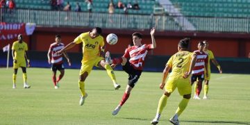 Duel udara Francisco Rivera dan Rohit Chand pada laga sore tadi. Foto: Official Madura United