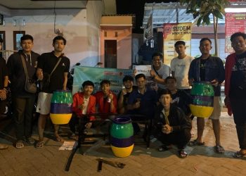 Patriot Mengabdi UNTAG Surabaya Produksi Tempat Sampah di Mojokerto