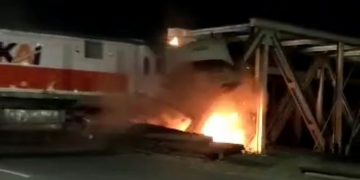 Tabrakan KA Brantas dan truk tronton di perlintasan Madukoro, Semarang. Foto: tangkapan layar video amatir