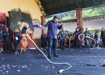 Pembukaan Lomba Kesenian Jaranan Pego, Wali Kota Kediri Ikut Mainkan Pecut
