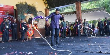 Wali Kota Kediri mainkan pecut saat pembukaan Lomba Kesenian Jaranan Pego. Foto: Ist