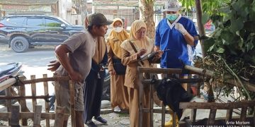 Petugas DKPP melakukan pemeriksaan hewan kurban. Foto: Ist