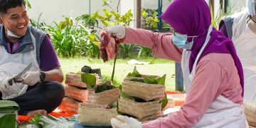 Petugas dari DKPP Kabupaten Kediri memeriksa daging kurban. Foto: Ist