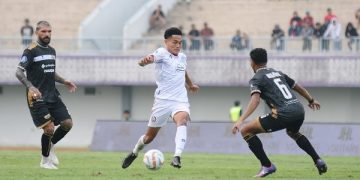 Pemain Arema FC dikepung dua pemain Dewa United. Foto: Arema FC