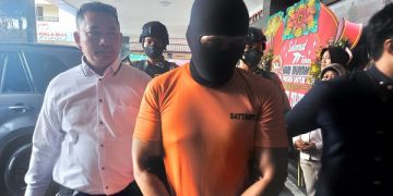 Tersangka Edi Purwanto digelandang anggota Polres Tulungagung. Foto: Bacaini/Setiawan