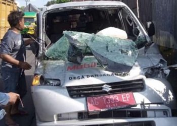 Mobil Siaga di Kediri Ringsek Usai Tabrak Tugu di Pinggir Jalan