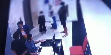 Joko Tri Asmoro (baju kuning) saat berdebat dan berakhir dengan tindak kekerasan kepada satpam rumah sakit. Foto: tangkapan layar cctv.