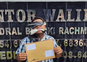 Aksi Komunitas Forum Kali Brantas di depan Kantor Wali Kota Kediri. Foto: Ist