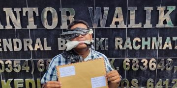 Aksi Komunitas Forum Kali Brantas di depan Kantor Wali Kota Kediri. Foto: Ist