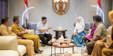 Mas Dhito berbincang dengan Kirei di Kantor Pemkab Kediri. Foto: Ist