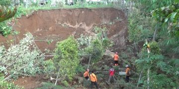 Petugas BPBD Nganjuk di lokasi tanah longsor. Foto: Bacaini/Asep Bahar