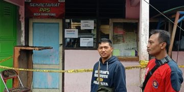 Kondisi kantor sekretariat PPS Desa Dompyong pasca kebakaran. Foto: Bacaini/Aby