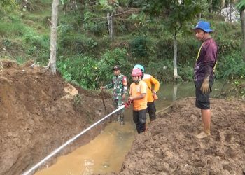 Penanganan Longsor di Nganjuk, Bersihkan Sisa Material Hingga Dirikan Dapur Umum