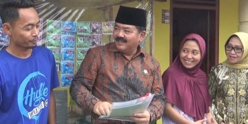 Menteri Hadi Tjahjanto saat menyerahkan sertifikat tanah dan berbincang bersana warga di Jombang. Foto: Bacaini/Syailendra