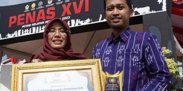 Wakil Bupati Kediri Dewi Mariya Ulfa mewakili Mas Dhito menerima penghargaan dari Kementerian Pertanian RI. Foto: Ist