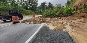 Jalur yang tertimbun material longsor ditutup sementara. Foto: Bacaini/Aby