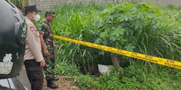 Polisi melakukan olah TKP penemuan mayat. Foto: Bacaini/AK.Jatmiko