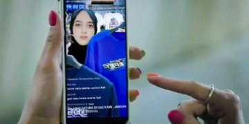 Asti Widya Sari tengah melakukan live streaming di salah satu medsos. Foto: Bacaini/Setiawan