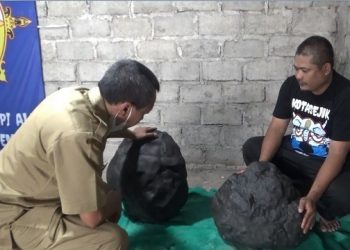 Warga Nganjuk Temukan 2 Batu Besar Diduga Meteorit