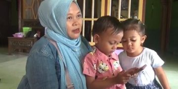 Albi, (tengah) bocah 4 tahun yang jadi korban gigitan monyet liar. Foto: Bacaini/Rusdi