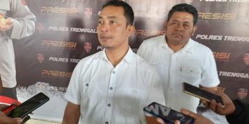 Iptu Agus Salim saat menjelaskan perkara penggerebekan oknum polisi. Foto: Bacaini/Aby