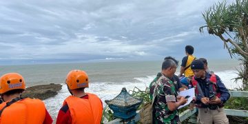Proses pencarian mahasiswa UB Malang di Pantai Jembatan Panjang. Foto: Bacaini/A.Ulul