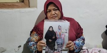 Sulastri menunjukkan foto kebersamaannya dengan DL semasa hidupnya. Foto: Bacaini/AK.Jatmiko