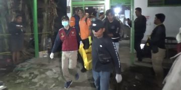 Proses evakuasi jasad DB dari dalam rumahnya. Foto: Bacaini/Asep Bahar