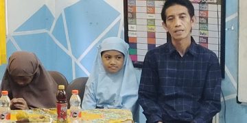 Anindiya Reiza Prameswari (jilbab biru) didampingi Arief Hidayat, ayahnya. Foto: Bacaini/AK.Jatmiko