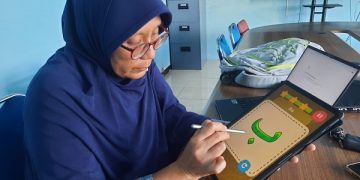 Nanik menunjukkan aplikasi pembelajaran huruf hijaiyah. Foto: Humas ITS