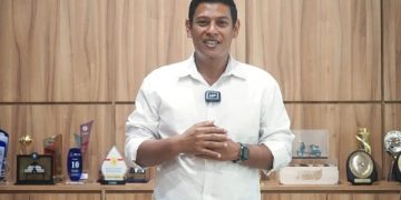 Wali Kota Kediri, Abdullah Abu Bakar saat mengumumkan penerima bantuan modal usaha 2023. Foto: Ist