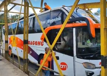 Terobos Jalur, Bus Bagong Tersangkut Jembatan Besi di Trenggalek