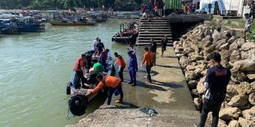 Proses evakuasi jenazah I Made Indra di Pantai Popoh Tulungagung. Foto: Basarnas Surabaya