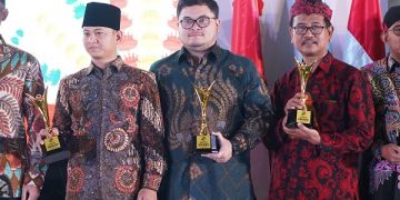 Mas Dhito berfoto bersama usai menerima penghargaan dari Dekopin. Foto: Ist