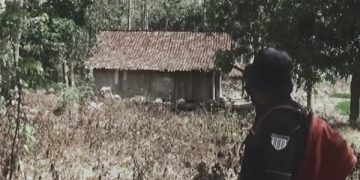 Salah satu rumah yang masih berdiri di kampung mati Dusun Sokoliman. Foto: Bacaini/Asep Bahar