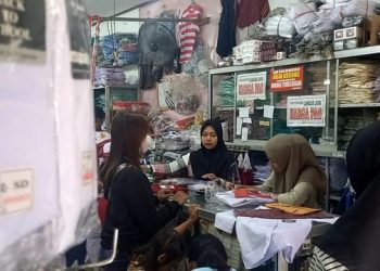Diserbu Pembeli, Omset Penjual Seragam Sekolah di Tulungagung Anjlok