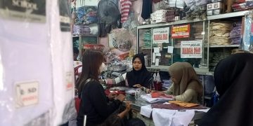 Situasi salah satu toko seragam sekolah di Tulungagung. Foto: Bacaini/Setiawan