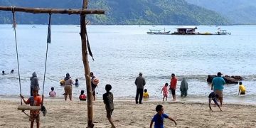 Wisatawan yang berkunjung di Pantai Mutiara Trenggalek. Foto: Bacaini/Aby
