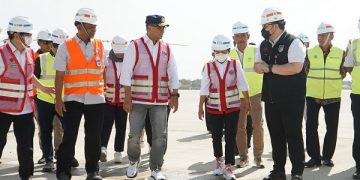 Mas Dhito mendampingi Menteri Perhubungan di Bandara Dhoho Kediri. Foto: Ist