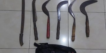 Barang bukti sajam yang diamankan polisi dari pelaku penganiayaan dan pengeroyokan di kawasan SLG. Foto: Bacaini/Wahyu