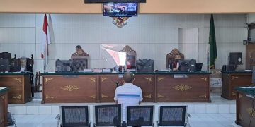 Komisaris Arema FC, Tatang dalam sidang di PN Malang. Foto: Bacaini/A.Ulul