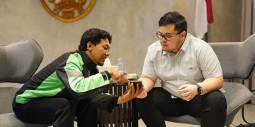 Perbincangan Anggit Setiawan dengan Mas Dhito di Kantor Pemkab Kediri. Foto: Ist