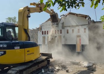 Proses pembongkaran rumah gono-gini senilai Rp200 Juta di Desa Pranggang, Kecamatan Plosoklaten, Kabupaten Kediri. Foto: Bacaini/AK.Jatmiko