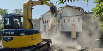 Proses pembongkaran rumah gono-gini senilai Rp200 Juta di Desa Pranggang, Kecamatan Plosoklaten, Kabupaten Kediri. Foto: Bacaini/AK.Jatmiko