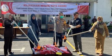 Kegiatan pemusnahan barang bukti di halaman Kantor Kejari Kota Kediri. Foto: Bacaini/AK.Jatmiko