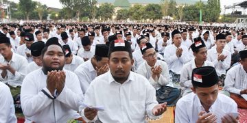 Ribuan masyarakat Kota Kediri dalam kegiatan istigosah dan doa bersama Lapangan Muktamar Ponpes Lirboyo. Foto: Ist