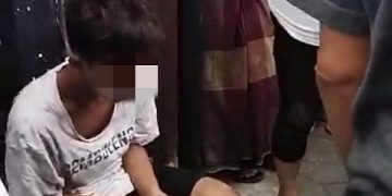 Remaja berkaos putih yang membobol rumah warga di Kota Malang. Foto: tangkapan layar