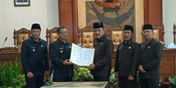 Bupati Tulungagung, Maryoto Birowo dalam Rapat Paripurna di Gedung DPRD Tulungagung. Foto: Bacaini/Setiawan
