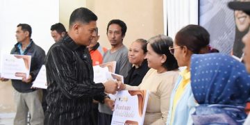 Wali Kota Kediri serahkan bantuan modal usaha di Kelurahan Manisrenggo. Foto: Ist
