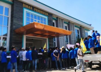 Raup Keuntungan, Sekolah di Bangkalan Jual Beli Seragam Berkedok Koperasi